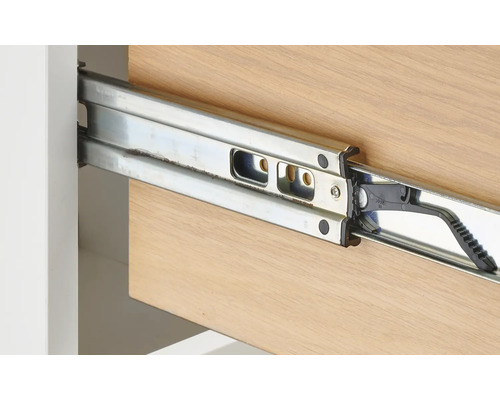 Gros plan d'un guide de tiroir en métal sur un tiroir en bois