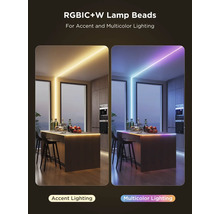 Cuisine moderne avec rubans LED au plafond et sur l'îlot. Éclairage d'accentuation blanc chaud et éclairage multicolore.