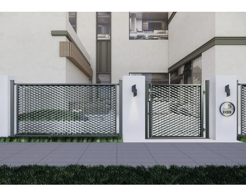 Vue d'une maison avec une clôture et un portail de jardin en métal déployé