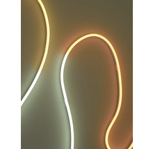 Ruban LED flexible avec effet néon disposé en forme de vague.