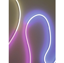 Ruban LED flexible de forme incurvée avec lumière colorée.