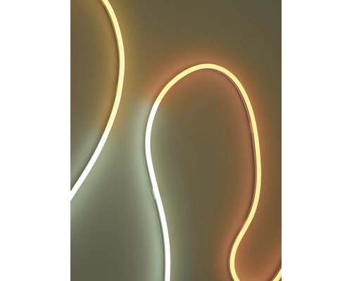 Ruban LED flexible avec effet néon disposé en forme de vague.