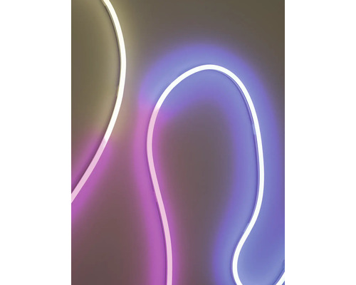 Ruban LED flexible de forme incurvée avec lumière colorée.