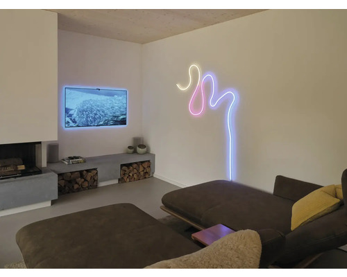 Salon moderne avec cheminée, télévision et un ruban LED mural courbé aspect néon au-dessus d'un canapé.