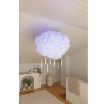 Suspension en forme de nuage avec bougies LED suspendues dans une pièce lumineuse avec plafond en lambris blanc et parquet.