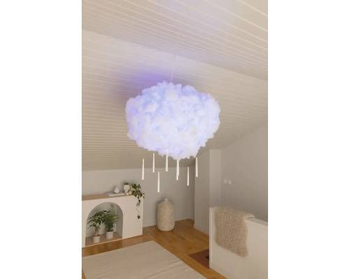 Suspension en forme de nuage avec bougies LED suspendues dans une pièce lumineuse avec plafond en lambris blanc et parquet.