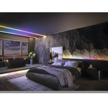 Chambre et salle de bain modernes avec éclairage LED intelligent, mur en pierre sombre, lit double et baignoire îlot.