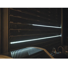 Clôture avec lames horizontales et bandes LED intégrées.