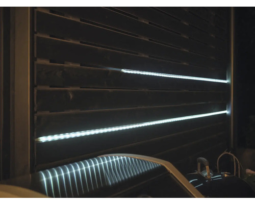 Clôture avec lames horizontales et bandes LED intégrées.