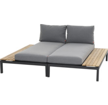 Doppelte Gartenliege mit Metallgestell, grauen Auflagen und seitlichen Holztischen.
