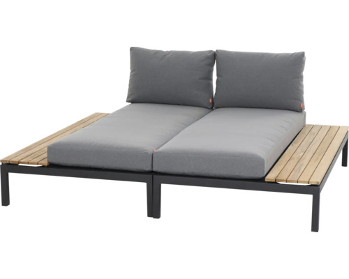 Doppelte Gartenliege mit Metallgestell, grauen Auflagen und seitlichen Holztischen.
