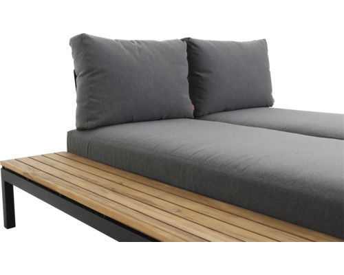 Gartenlounge mit grauen Polstern und Holzlatten auf einem schwarzen Metallgestell.