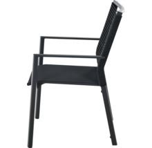Chaise de jardin empilable avec accoudoirs, structure en métal, dossier avec cordage et assise en textilène.