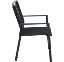Chaise de jardin avec accoudoirs, structure en métal foncé, assise en maille et dossier en corde tressée.