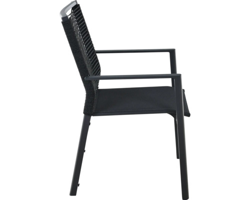 Chaise de jardin avec accoudoirs, structure en métal foncé, assise en maille et dossier en corde tressée.
