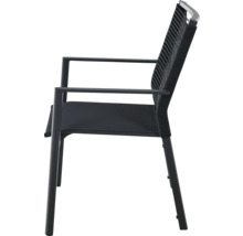 Fauteuil de jardin avec accoudoirs, assise en textile et dossier en corde tressée.