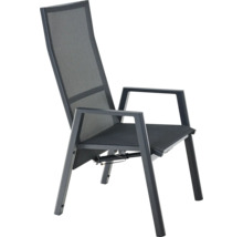Chaise de jardin avec dossier haut, accoudoirs et revêtement en textile sur une structure métallique stable.