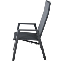 Chaise de jardin grise à dossier haut avec structure en métal et revêtement textile, vue latérale.