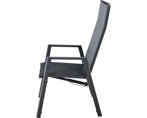 Chaise de jardin grise à dossier haut avec structure en métal et revêtement textile, vue latérale.