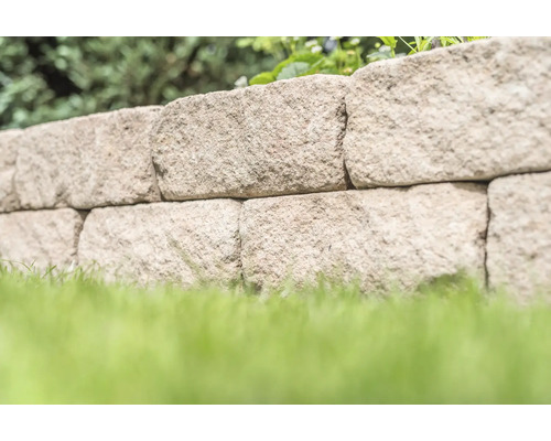 Mur en pierre naturelle avec pelouse dans le jardin