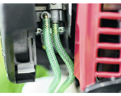 Detailansicht des Motors mit Kraftstoffschläuchen