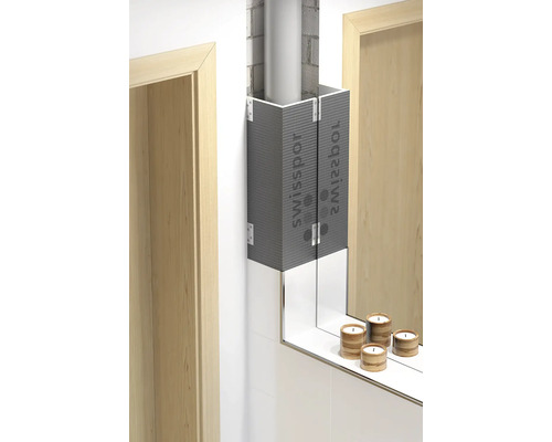 Scène de salle de bains avec un tuyau habillé et une étagère à miroir