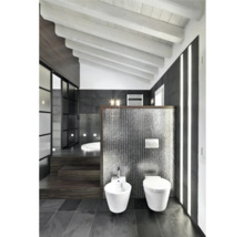 Salle de bain moderne avec baignoire, toilettes et bidet dans un design élégant.