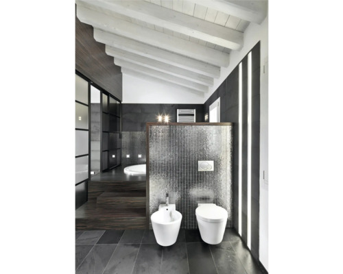 Salle de bain moderne avec baignoire, toilettes et bidet dans un design élégant.