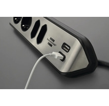 Bloc multiprise avec ports USB et câble branché de la marque Brennenstuhl