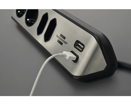 Bloc multiprise avec ports USB et câble branché de la marque Brennenstuhl