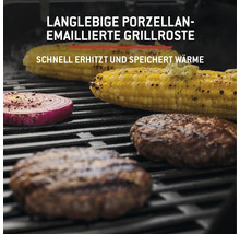Grille avec épis de maïs, oignons et steaks hachés