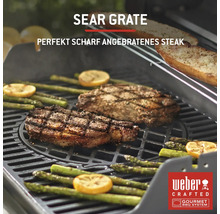 Grille Sear Grate avec steaks, asperges et quartiers de citron préparés sur le grill