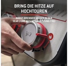 Gros plan d'un bouton de barbecue à gaz avec la main