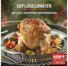 Rôtissoire à volaille avec poulet rôti et légumes sur une grille de barbecue. Logo Weber Crafted Gourmet BBQ System.