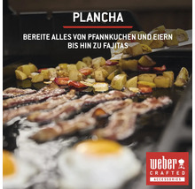 Une plancha avec du bacon, des œufs et des pommes de terre est utilisée pour la cuisson.