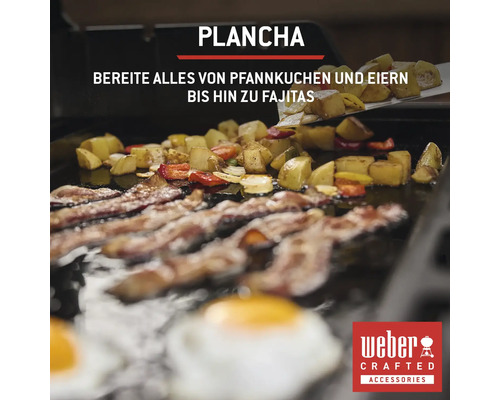 Une plancha avec du bacon, des œufs et des pommes de terre est utilisée pour la cuisson.