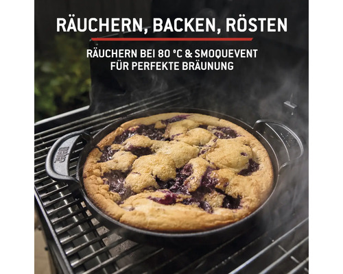 Kuchen in gusseiserner Form auf Grillrost zum Räuchern, Backen und Rösten