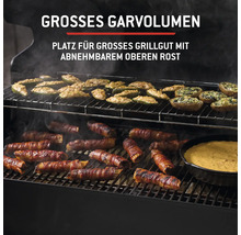 Grill mit großem Garraum und Grillgut auf zwei Ebenen