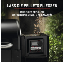Detailansicht eines Pelletgrills beim Einfüllen von Pellets mit Weber Smoque Logo