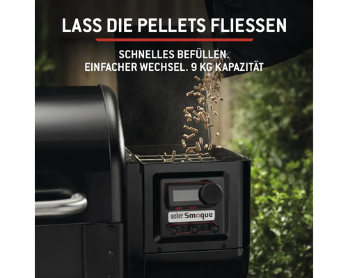 Detailansicht eines Pelletgrills beim Einfüllen von Pellets mit Weber Smoque Logo