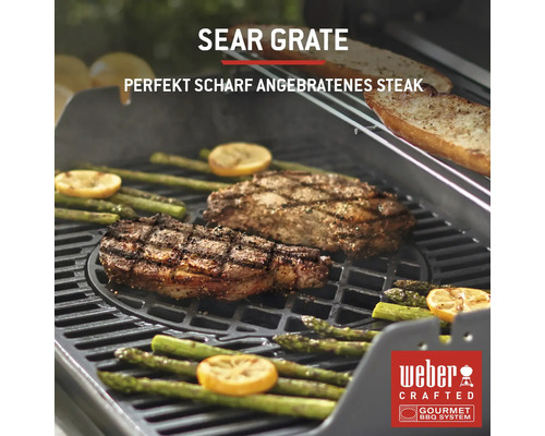 Grille Sear Grate avec steaks, asperges et quartiers de citron préparés sur le grill