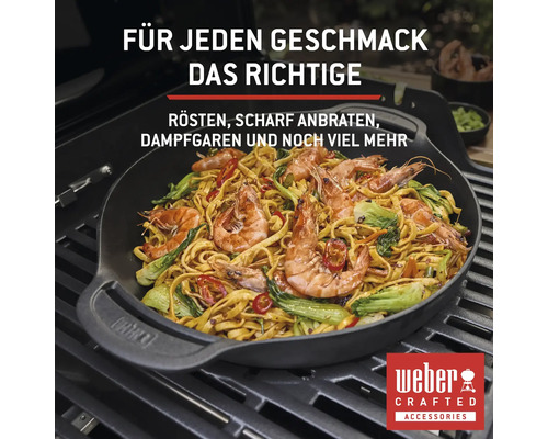 Wok pour accessoires Weber Crafted avec nouilles et crevettes sur le barbecue