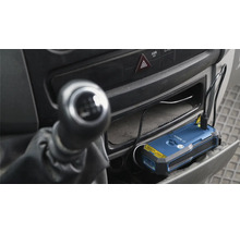 Appareil de localisation Bosch dans le compartiment de rangement d'un véhicule avec câble de charge connecté