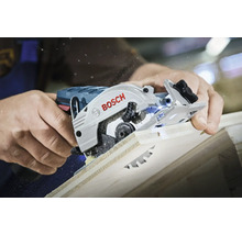 Bosch Logo. Handkreissäge beim Sägen von Holz.