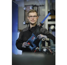 Homme avec scie sabre Bosch à côté d'un étau