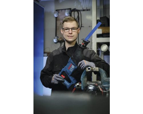 Homme avec scie sabre Bosch à côté d'un étau