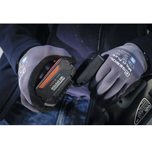 Personne portant des gants de travail tenant une batterie Bosch 18V
