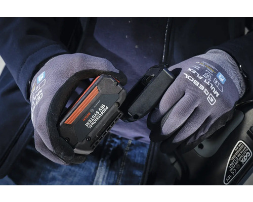 Personne portant des gants de travail tenant une batterie Bosch 18V