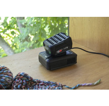 Bloc-batterie et chargeur pour outils électriques sur une table.