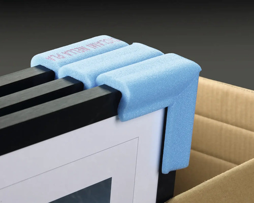 Schutzvorrichtungen aus Schaumstoff an einem Bilderrahmen zum sicheren Transport